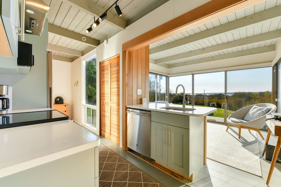 Quartz counters, recently updated fully stocked kitchen.