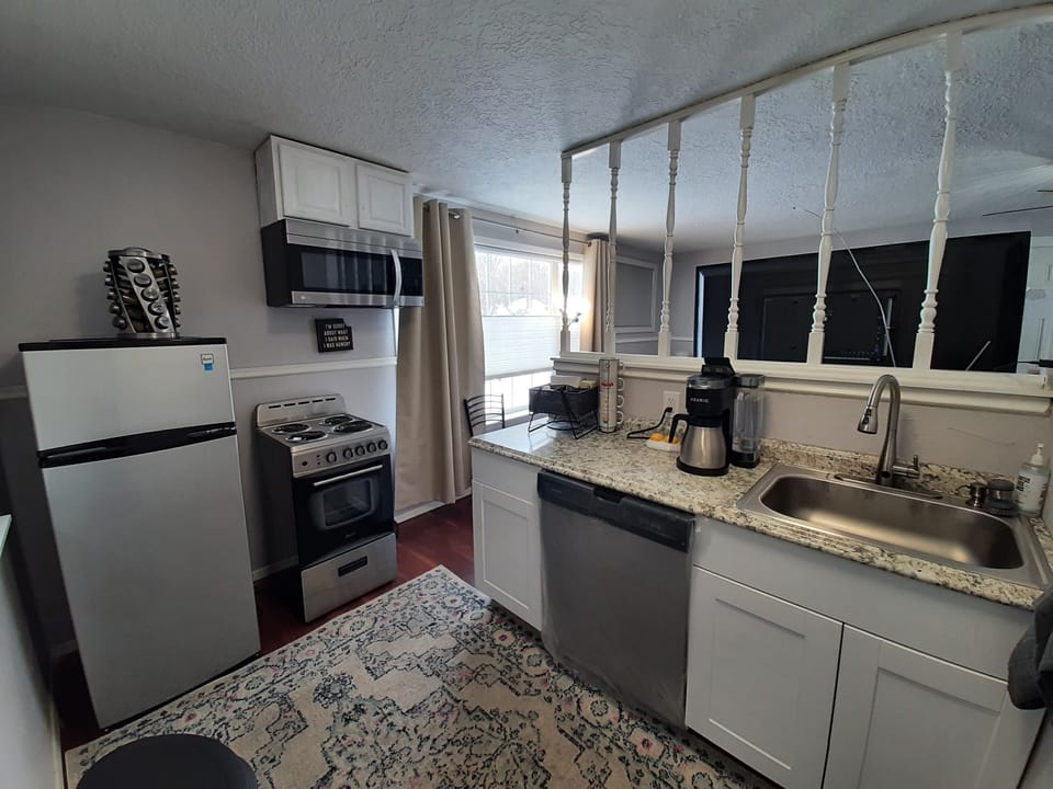 Kitchen
Note: The dishwasher is not installed  