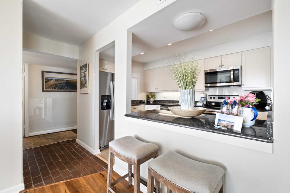 Kitchen - bar area