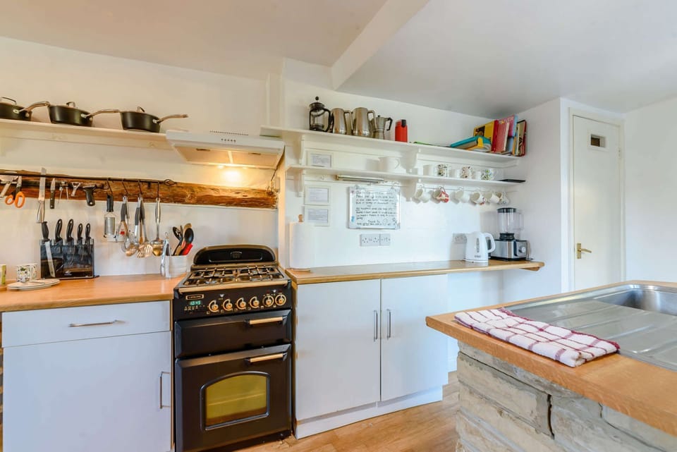 Steps Cottage Kitchen - StayCotswold
