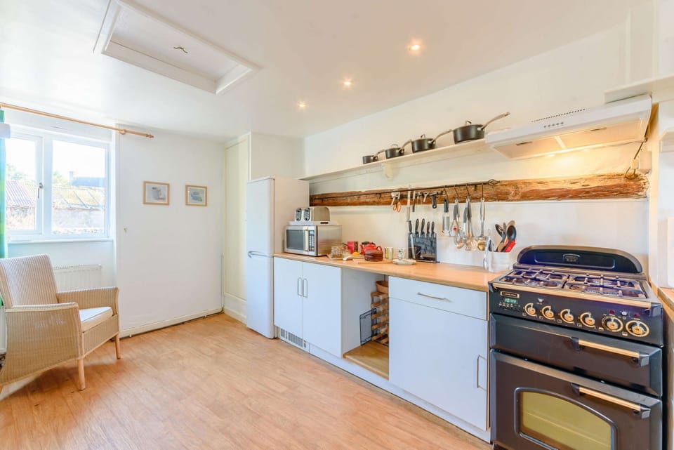 Steps Cottage Kitchen - StayCotswold