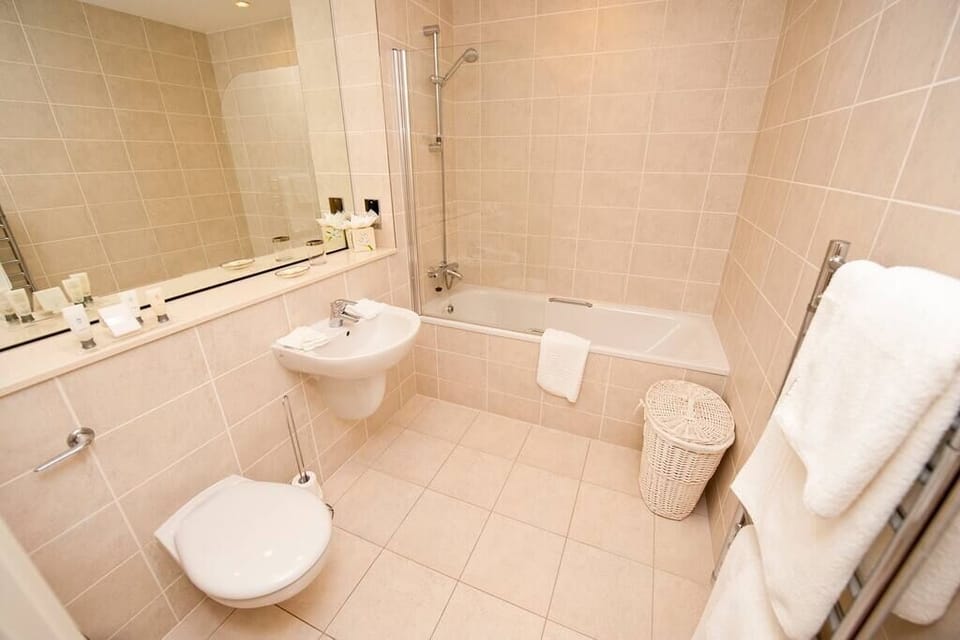 Family Bathroom - Toiletries and Fresh Towels 