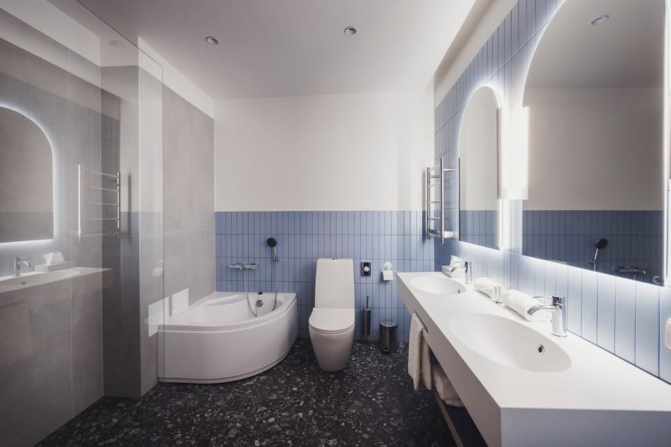 Family Room | Bathroom | Free toiletries, hair dryer, bathrobes, towels