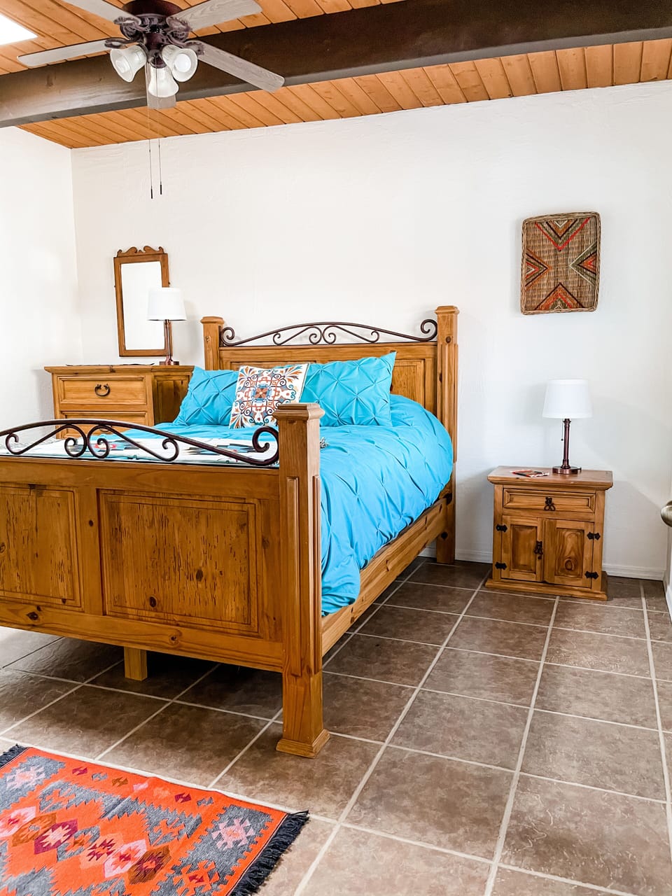 Unit B: Master Bedroom w/ Queen Sized-Bed