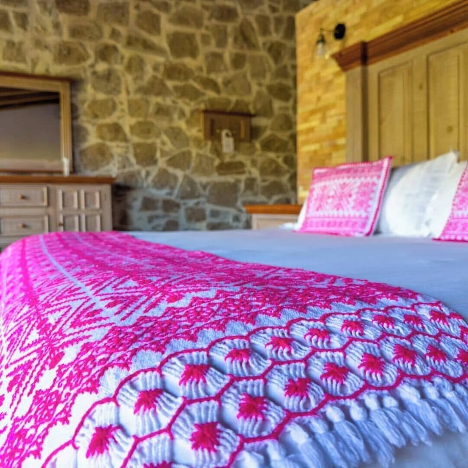 Studio Suite | Premium bedding, down comforters, desk, laptop workspace