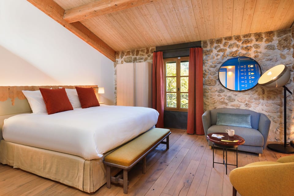 Deluxe Room | Pillowtop beds, minibar, in-room safe, iron/ironing board