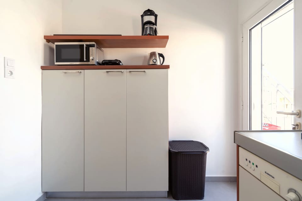 Design Apartment, City View | Private kitchen | Fridge, microwave, oven, stovetop