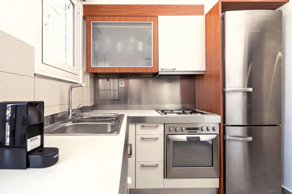 Design Apartment, City View | Private kitchen | Fridge, microwave, oven, stovetop