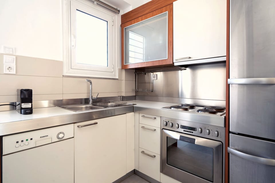 Design Apartment, City View | Private kitchen | Fridge, microwave, oven, stovetop
