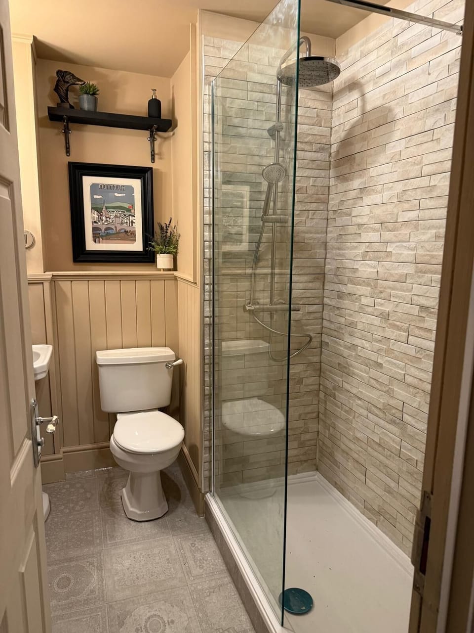 Deluxe Double Room, Courtyard View | Bathroom | Free toiletries, hair dryer, towels