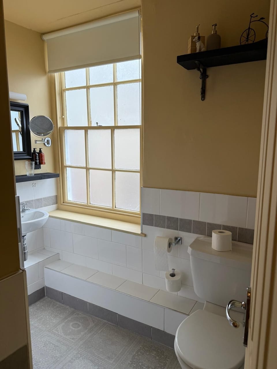 Deluxe Double Room, Courtyard View | Bathroom | Free toiletries, hair dryer, towels