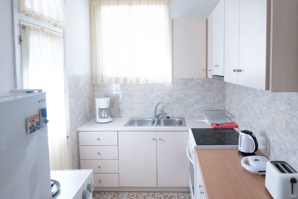 City House, Multiple Beds, Kitchen | Private kitchen | Full-size fridge, oven, coffee/tea maker, electric kettle