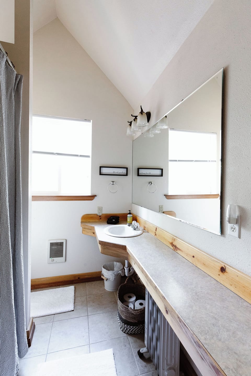 Upstairs full bath