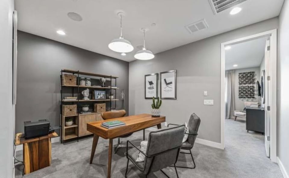Second Floor Office / Perfect for Remote Working