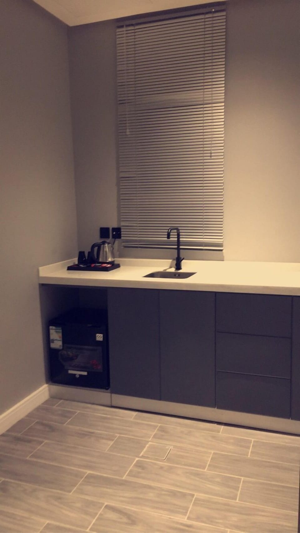 Basic Suite | Private kitchen | Mini-fridge, microwave, coffee/tea maker, electric kettle