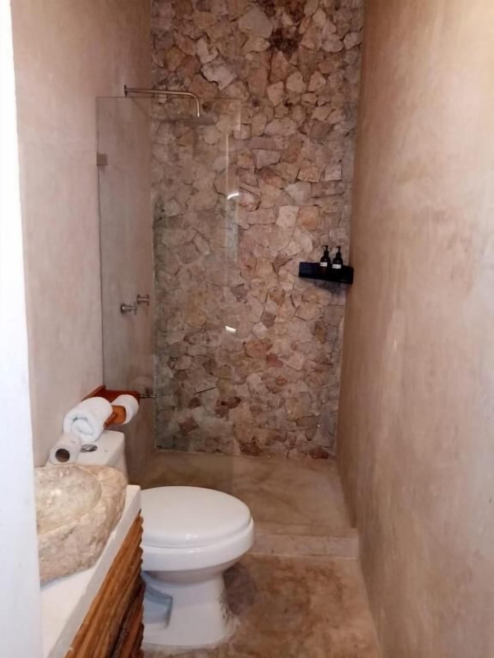 Standard Double Room | Bathroom | Shower, rainfall showerhead, hair dryer, towels