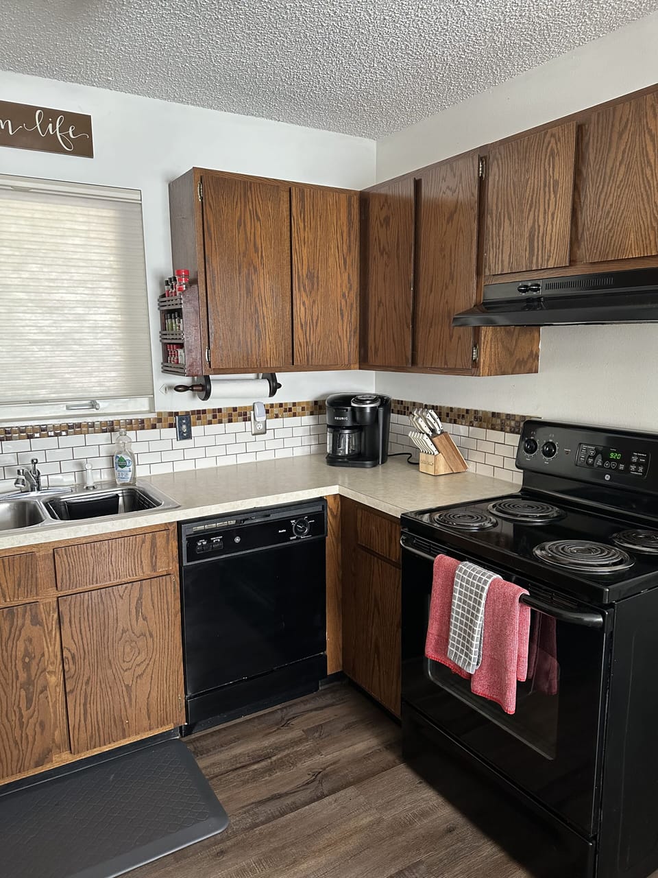 Kitchen has Keurig coffee pot/Kcup machine.