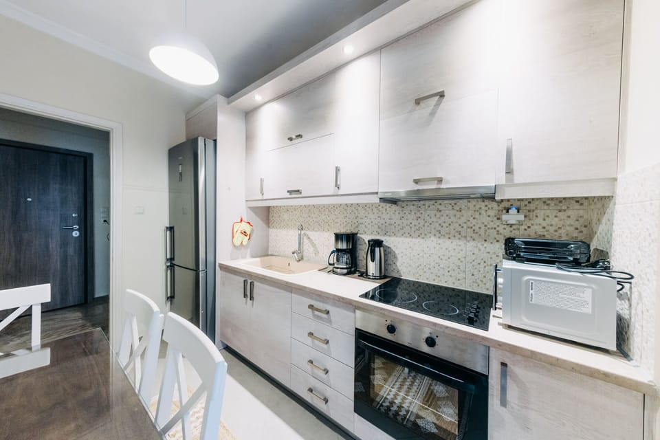 City Apartment, 1 Queen Bed with Sofa bed, Balcony, City View | Private kitchen | Full-size fridge, microwave, oven, stovetop