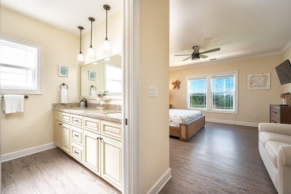 Bedroom/Bathroom