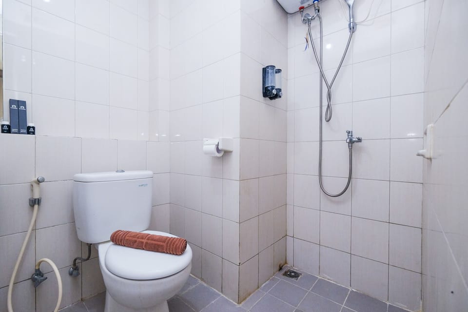 Room | Bathroom | Shower, free toiletries, towels