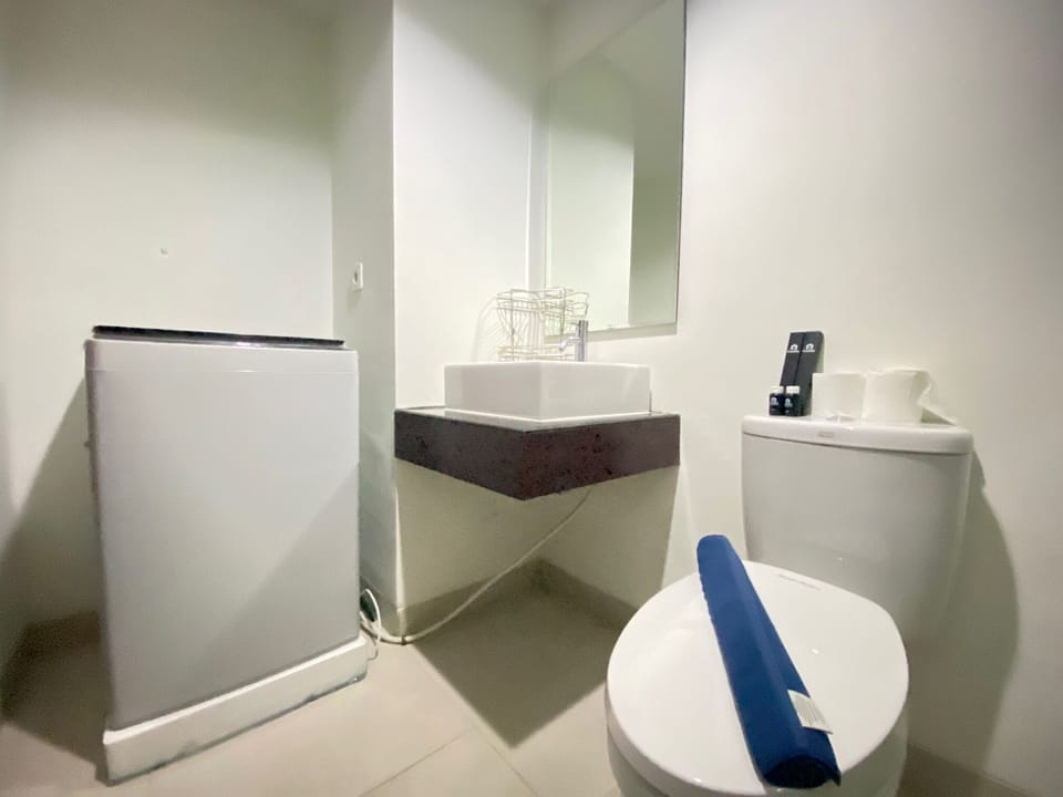 Room | Bathroom | Shower, free toiletries, towels