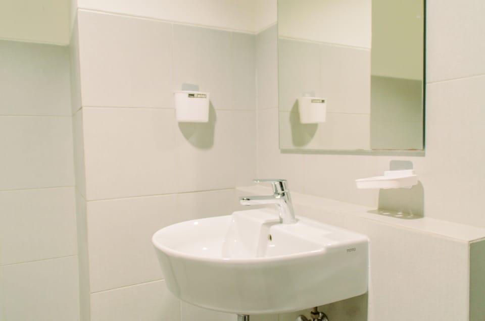 Room | Bathroom | Shower, free toiletries, towels