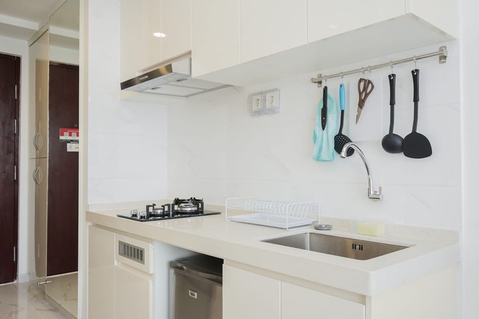 Room | Private kitchen | Fridge, stovetop, cookware/dishes/utensils