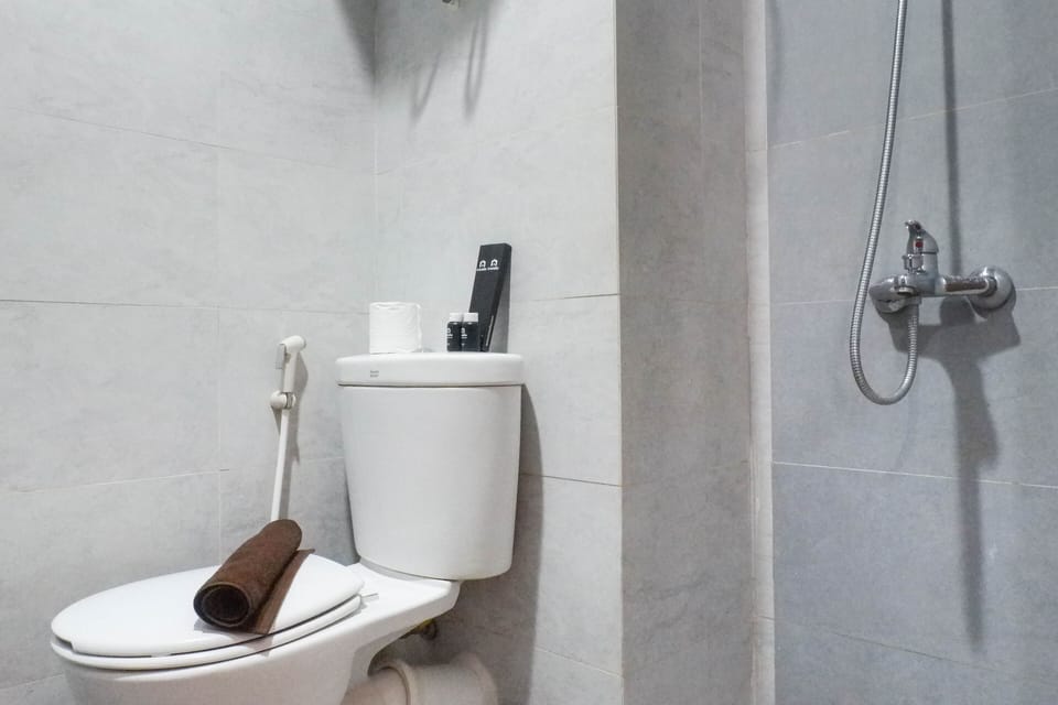 Room | Bathroom | Shower, free toiletries, towels