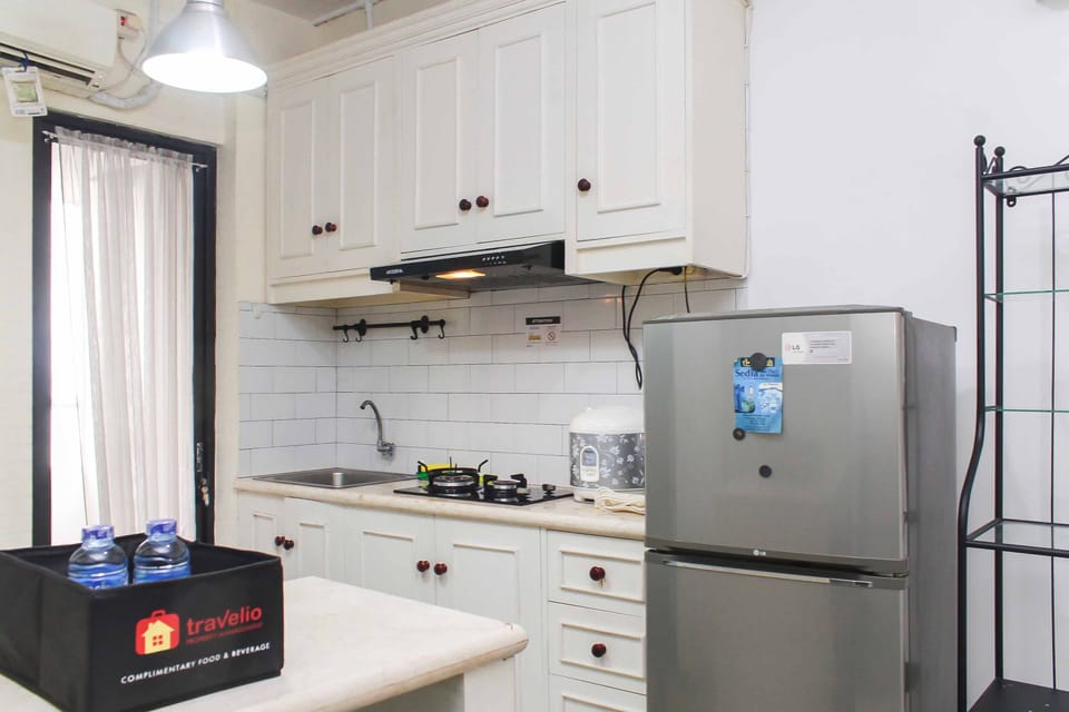 Room | Private kitchen | Fridge, stovetop, cookware/dishes/utensils, dining tables