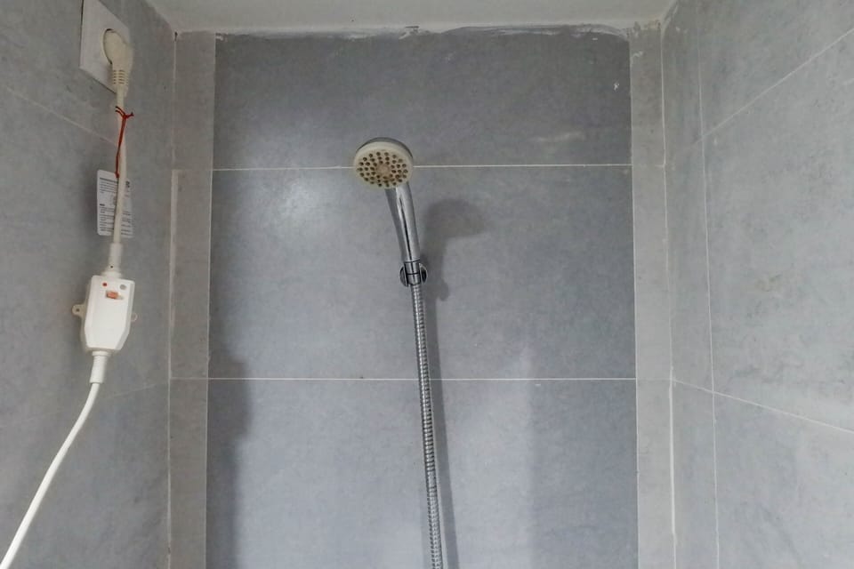 Shower, free toiletries, towels