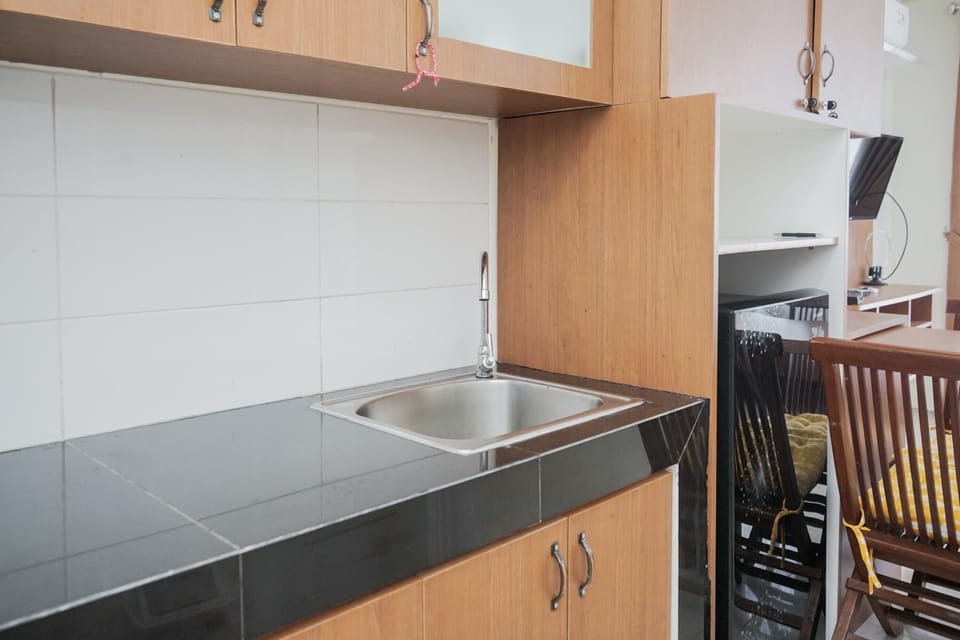 Fridge, stovetop, cookware/dishes/utensils, dining tables