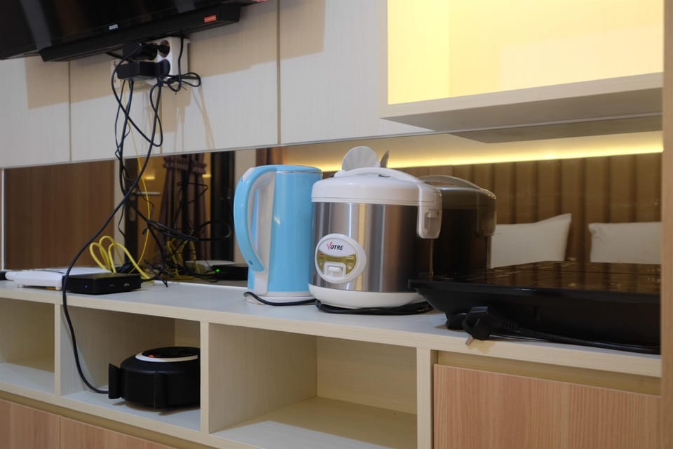 Fridge, stovetop, electric kettle, cookware/dishes/utensils