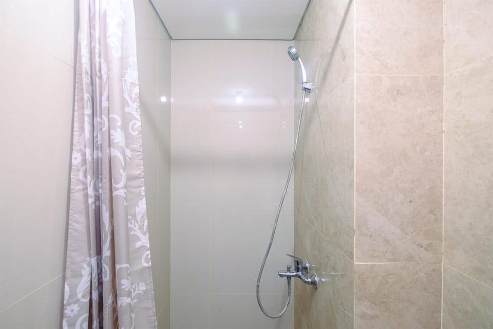 Room | Bathroom | Shower, free toiletries, towels, shampoo