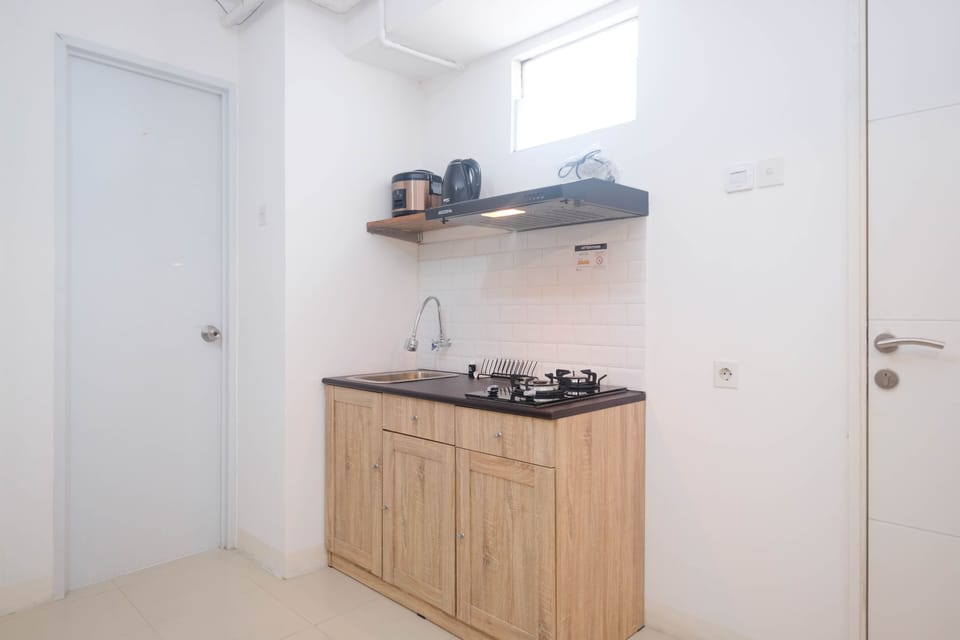 Fridge, stovetop, electric kettle, cookware/dishes/utensils