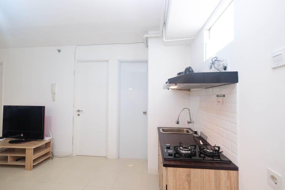 Fridge, stovetop, electric kettle, cookware/dishes/utensils