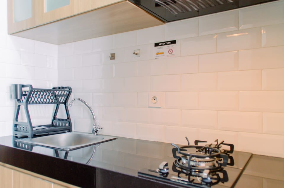Fridge, microwave, stovetop, cookware/dishes/utensils