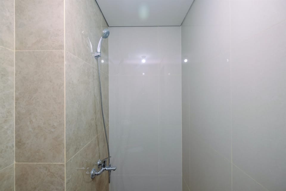 Shower, free toiletries, towels, shampoo