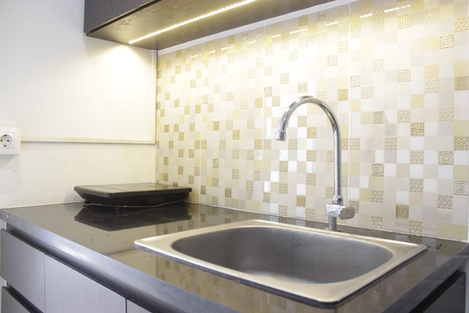 Fridge, stovetop, electric kettle, cookware/dishes/utensils