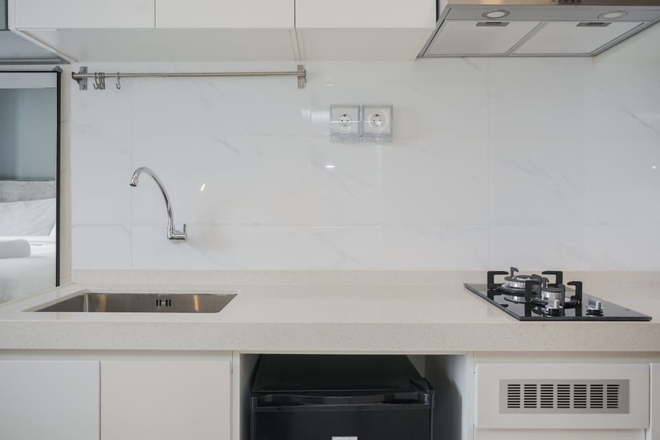 Fridge, stovetop, electric kettle, cookware/dishes/utensils