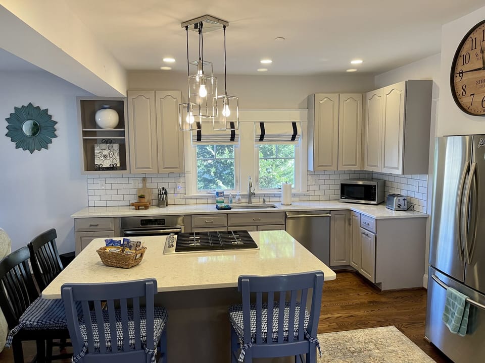 Fully equipped eat-in kitchen with newer appliances.