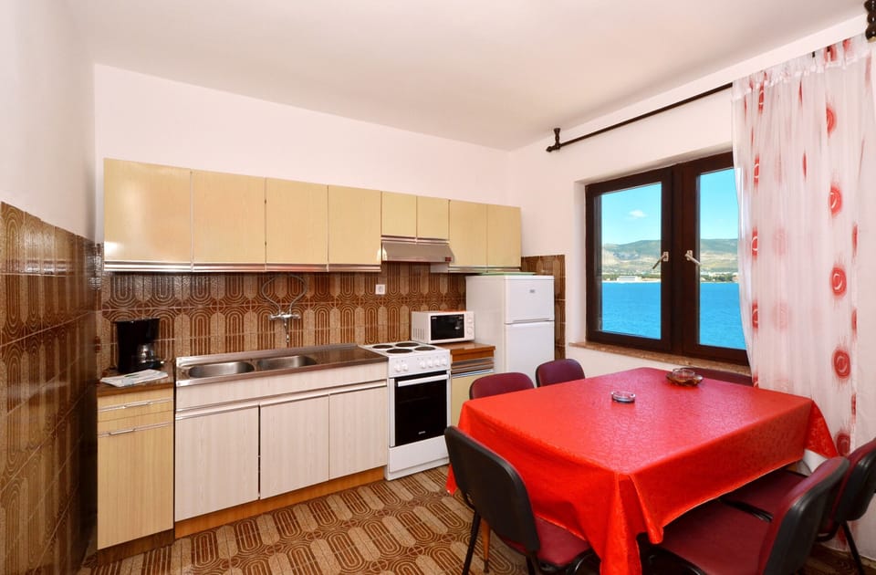 Kitchen with dining table