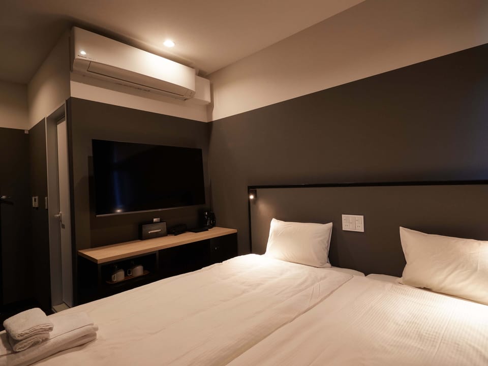 Standard Twin Room | Desk, iron/ironing board (on request), WiFi (free), bed sheets