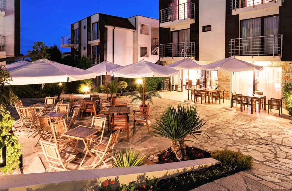 Apartment, 2 Bedrooms, Patio, Garden View | Outdoor dining