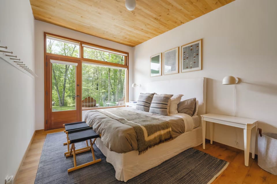 2nd bedroom in guest house with patio access