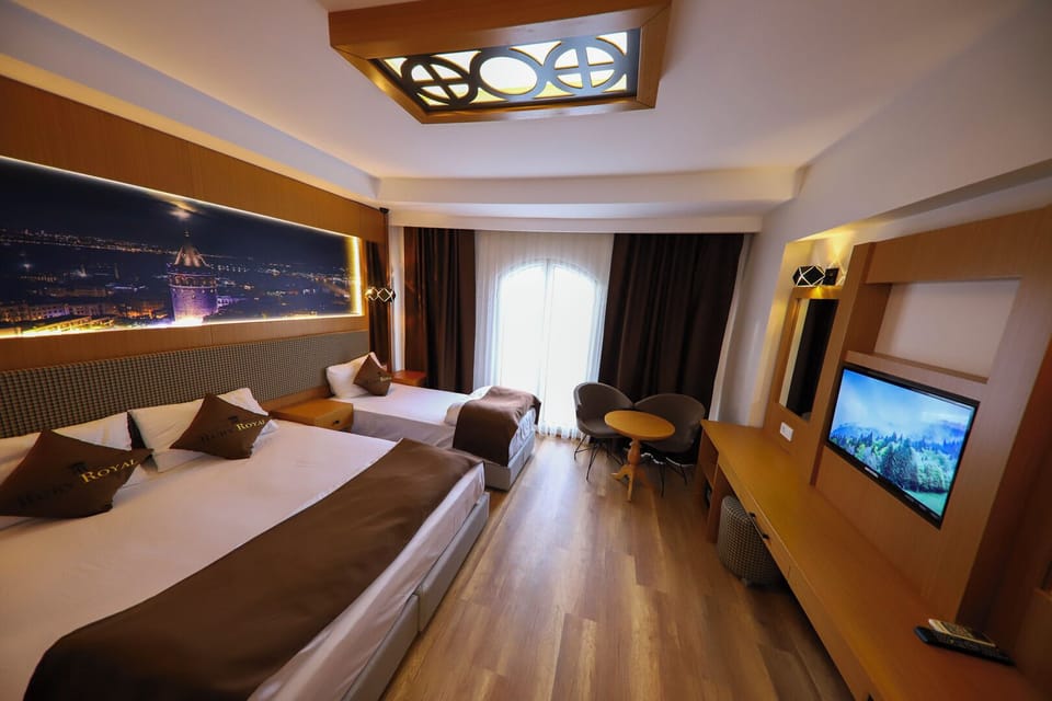 Deluxe Room | Premium bedding, in-room safe, desk, laptop workspace