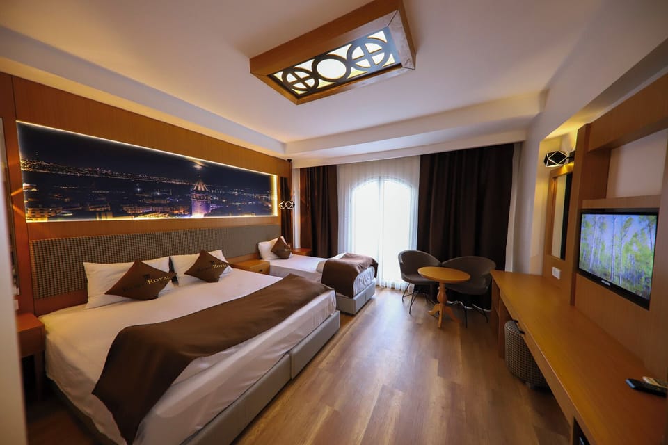Deluxe Room | Premium bedding, in-room safe, desk, laptop workspace