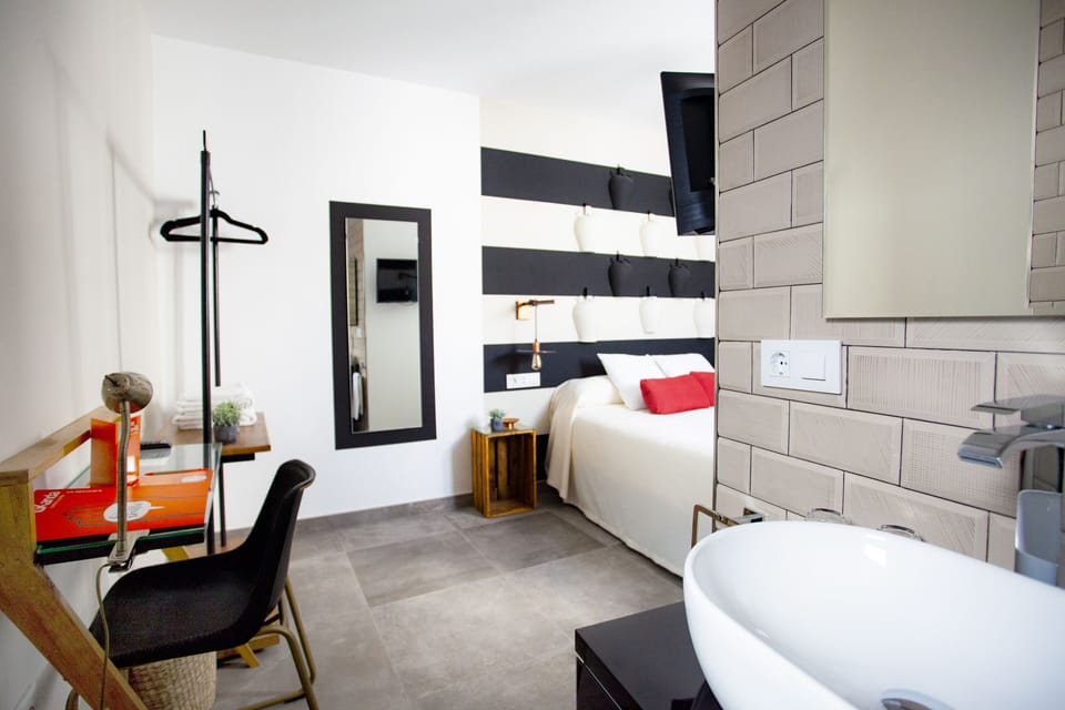 Double Room (Lukanda 8) | Individually decorated, desk, laptop workspace, iron/ironing board