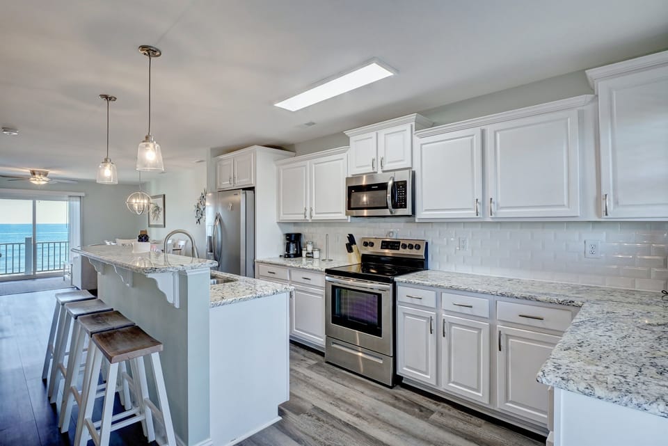 Gourmet granite kitchen w/ stainless steel appliances
