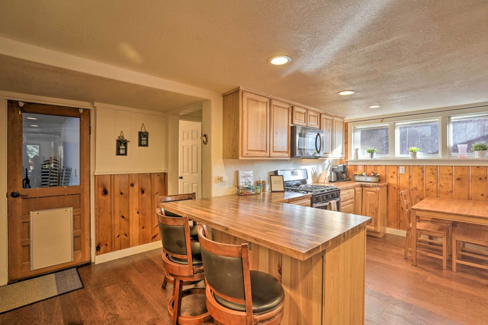 Kitchen | Fully Equipped w/ Cooking Basics