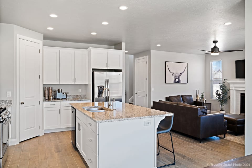House, 5 Bedrooms | Private kitchen | Fridge, oven, coffee/tea maker, toaster